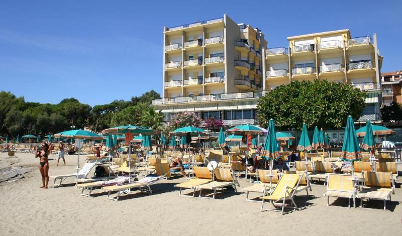 Hotel Bellevue Et Mediterranee Diano Marina Exterior photo