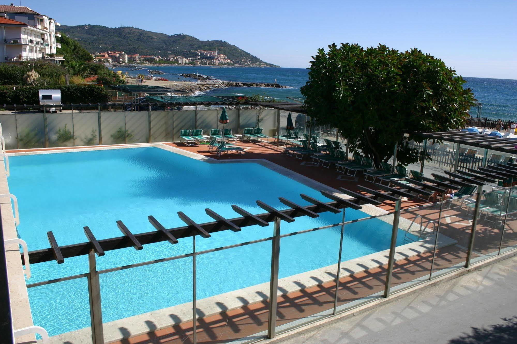 Hotel Bellevue Et Mediterranee Diano Marina Exterior photo